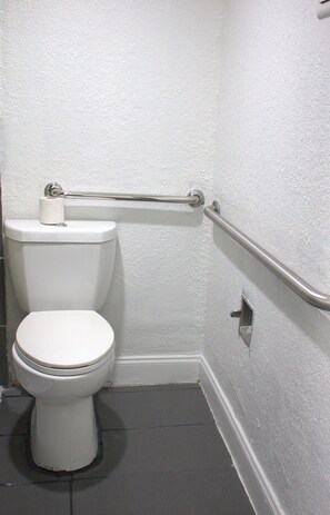 Combined shower/tub, free toiletries, hair dryer, towels