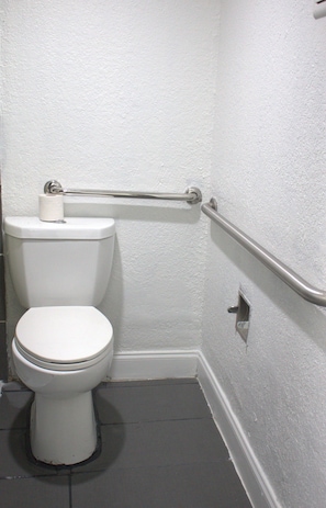 Combined shower/tub, free toiletries, hair dryer, towels