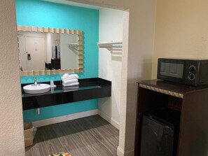 Combined shower/bathtub, free toiletries, hair dryer, towels