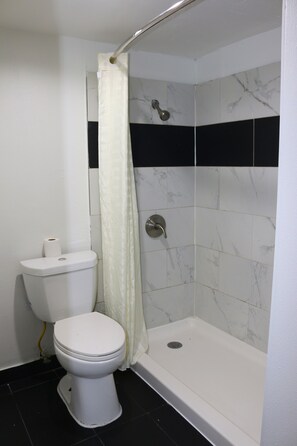 Combined shower/tub, free toiletries, hair dryer, towels