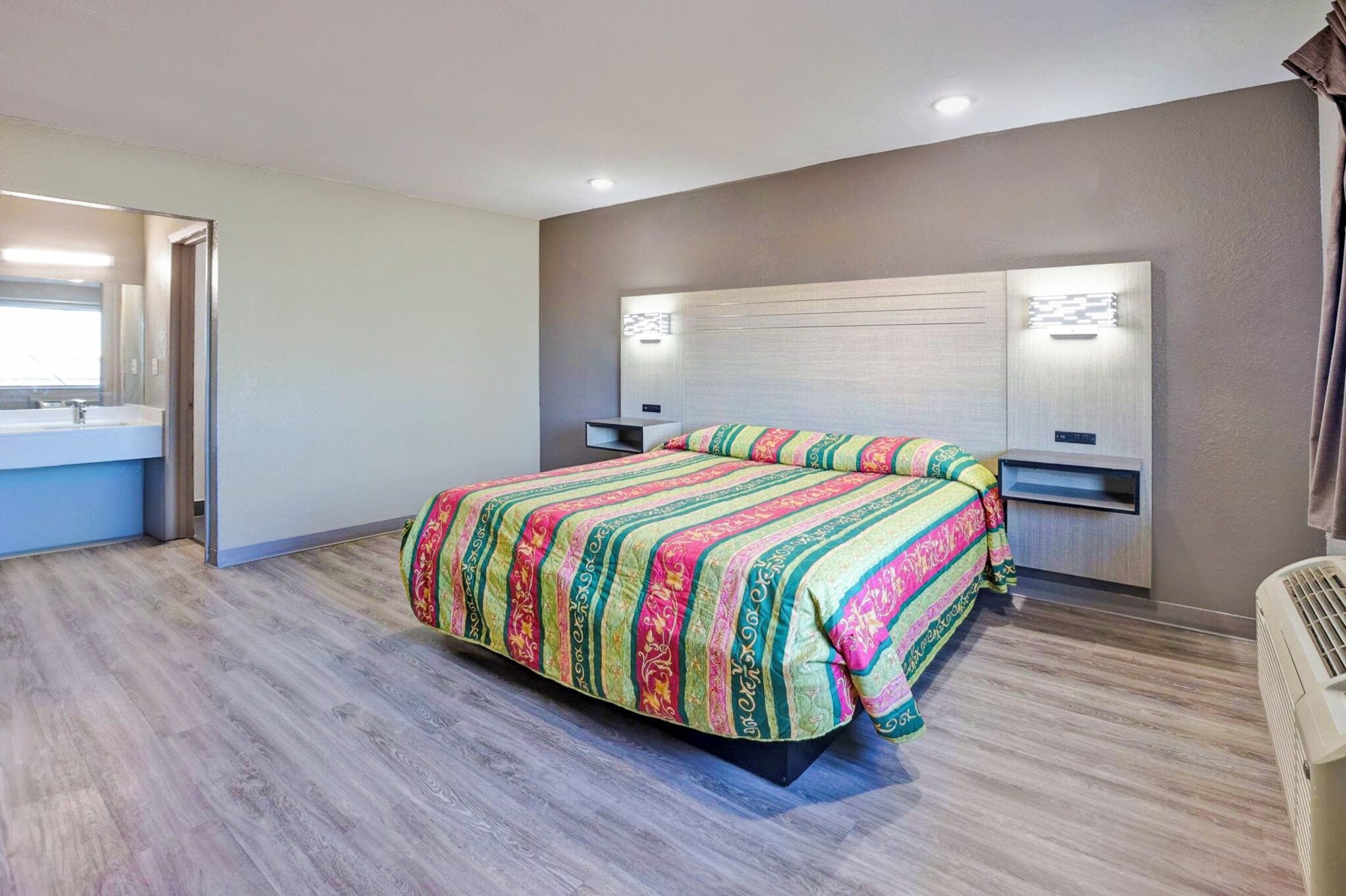 豪華客房, 1 張特大雙人床, 非吸煙房 | 書桌、熨斗/熨衫板、免費 Wi-Fi、床單