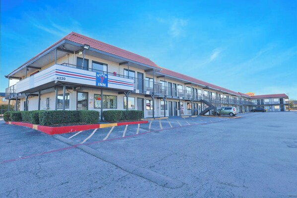 Free self parking - Super 7 Inn by Hotel O Dallas I 20 (Dallas)