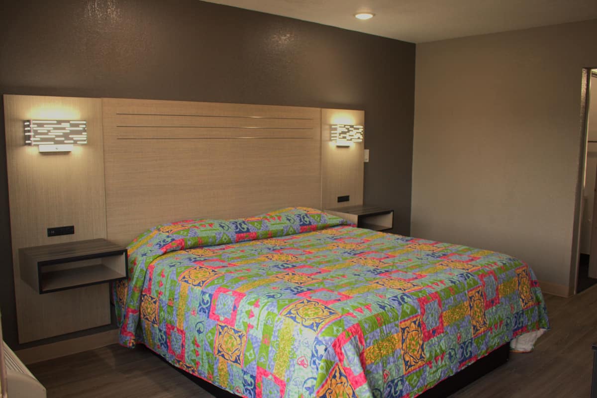 Standard Room, 1 King Bed, Non Smoking | Desk, free WiFi, bed sheets