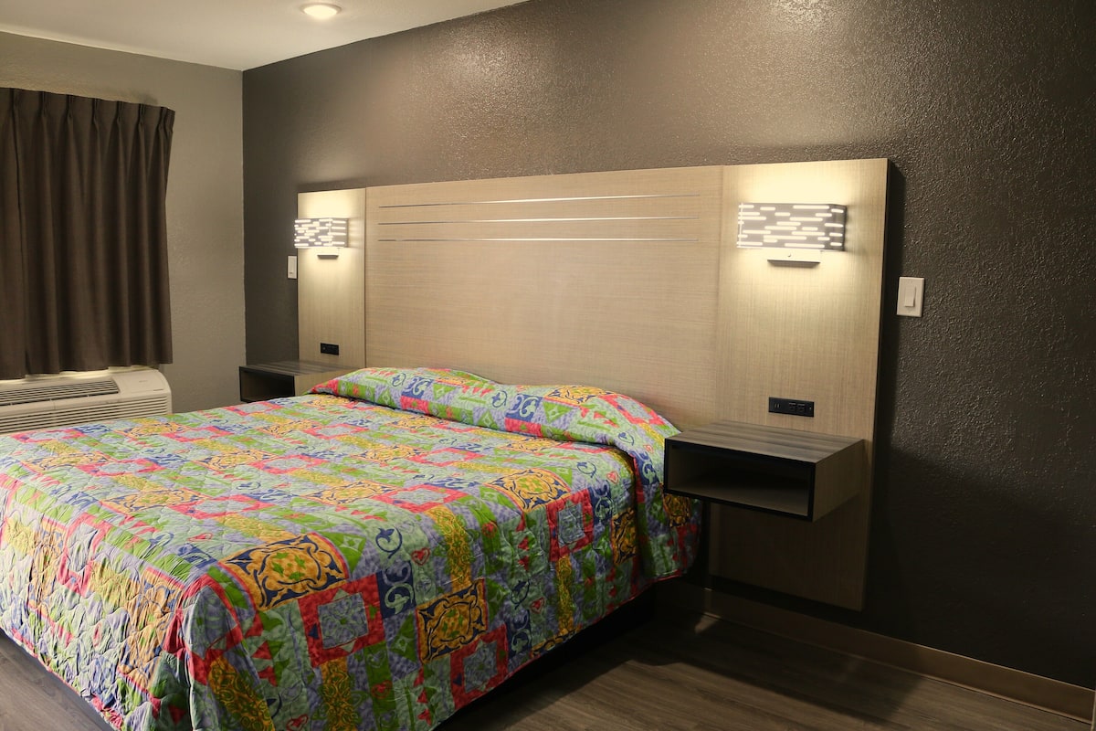 Deluxe Room, 1 King Bed, Non Smoking | Desk, free WiFi, bed sheets
