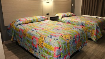 Rum - icke-rökare (2 Full Beds) | Skrivbord, strykjärn/strykbräda, gratis wi-fi och sängkläder