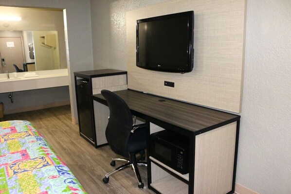 Escritorio, tabla de planchar con plancha, wifi gratis y ropa de cama