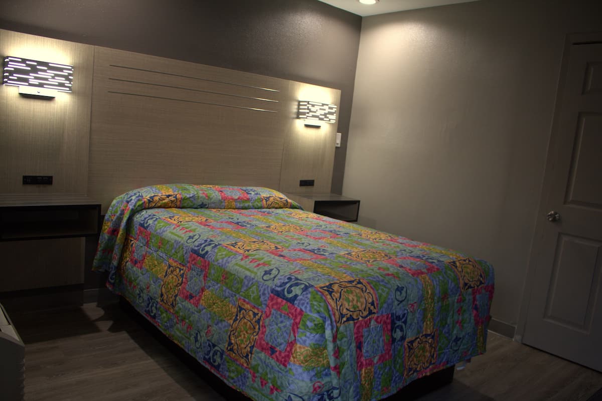Standard Room, 1 Queen Bed, Non Smoking | Desk, free WiFi, bed sheets