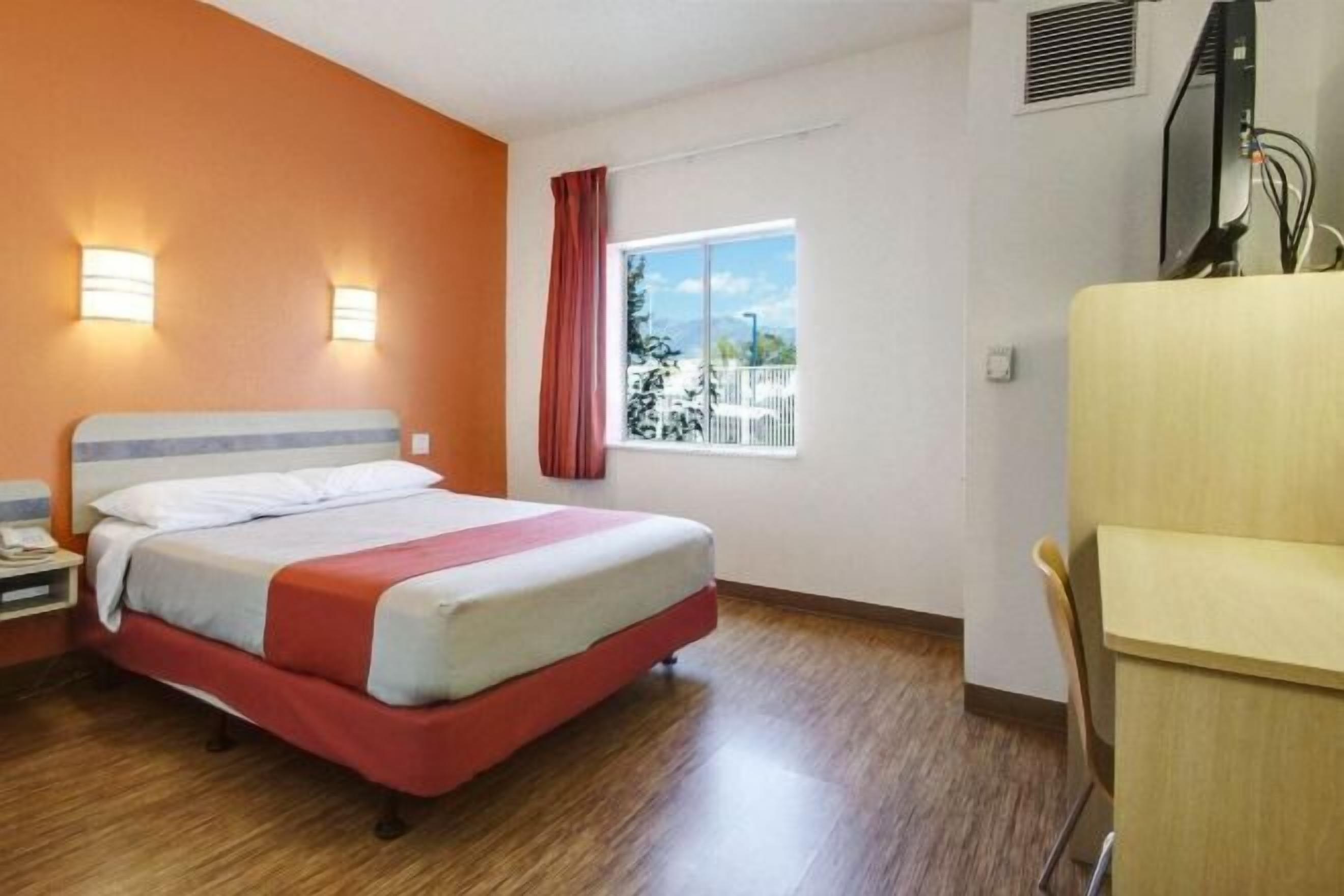 WiFi (無料)、ベッドシーツ