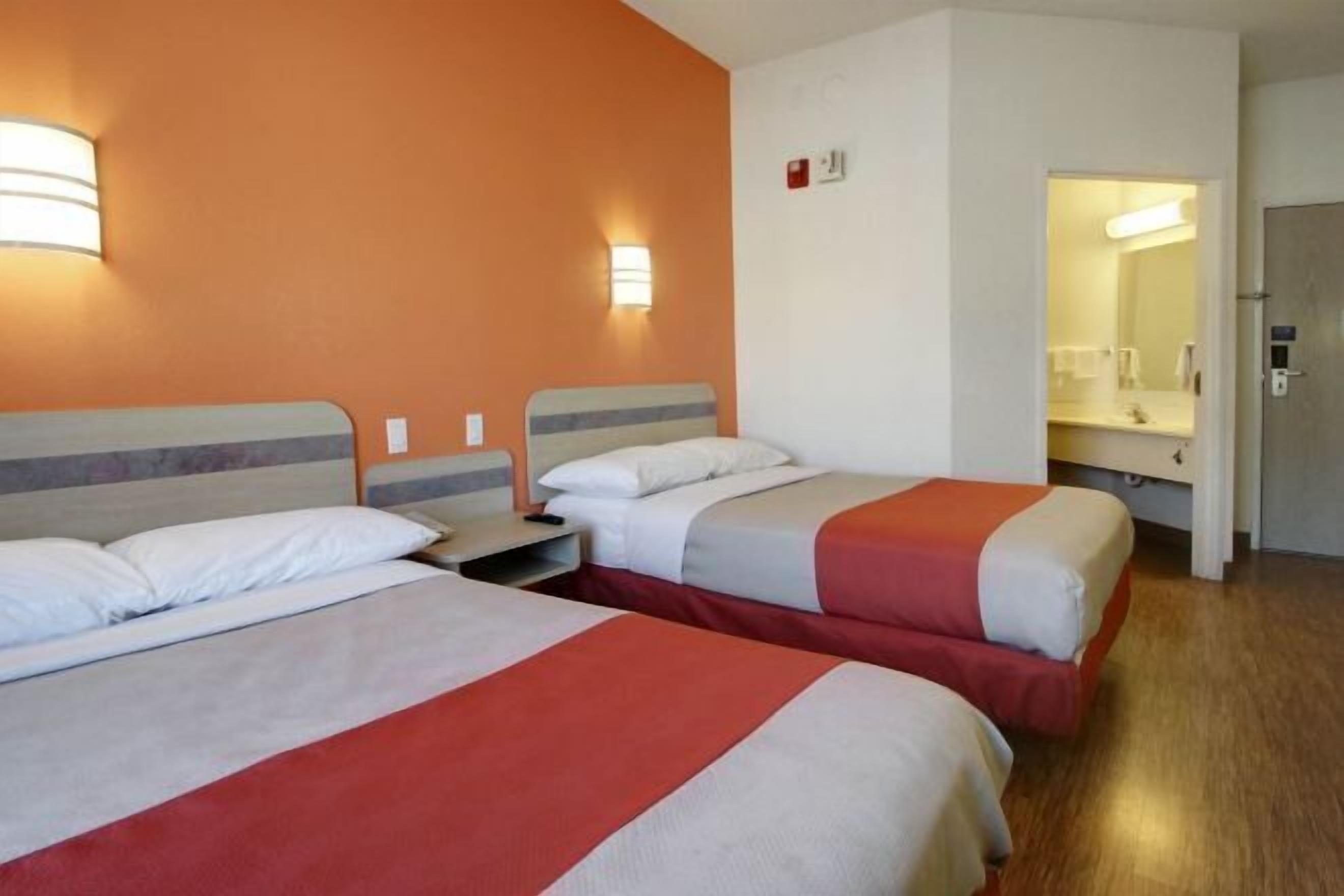 WiFi (無料)、ベッドシーツ