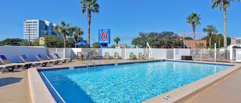 Hồ bơi ngoài trời