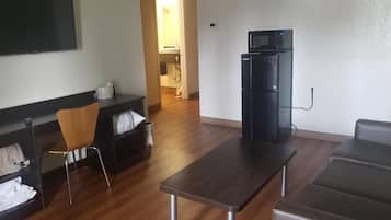 32-tums LCD-tv med kabelkanaler, tv och en tv-spelskonsol