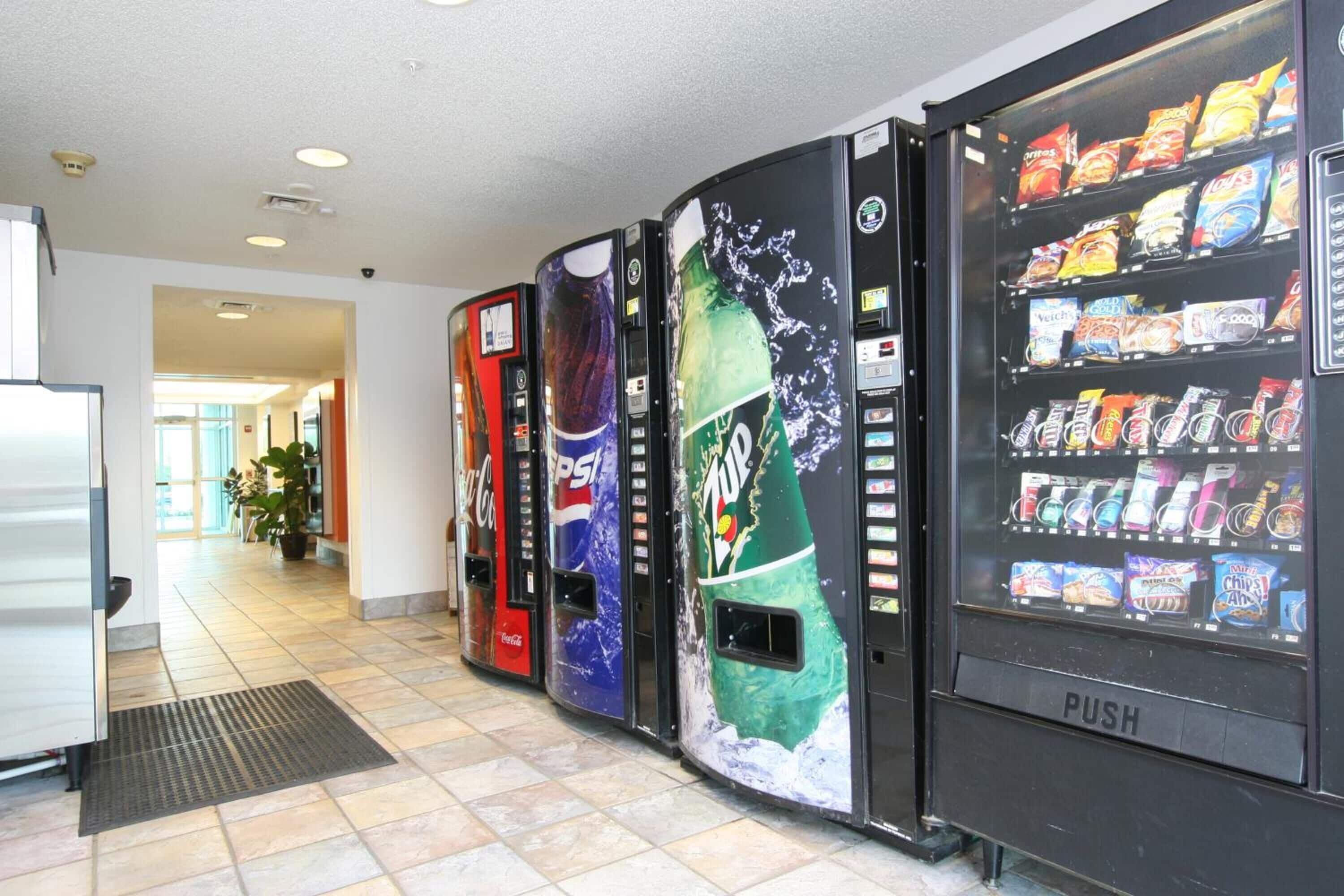 Eine Reihe von Getränke- und Snackautomaten.