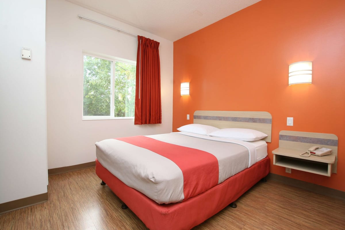 Escritorio, wifi gratis y ropa de cama