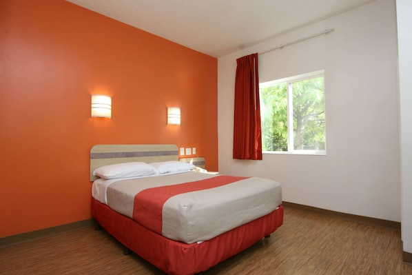 Desk, free WiFi, bed sheets - Motel 6 Colchester, VT - Burlington (Colchester)