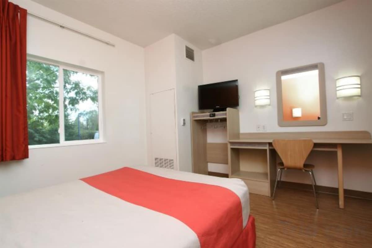 Guest Room With 1 Full Bed And Tub-Accessible