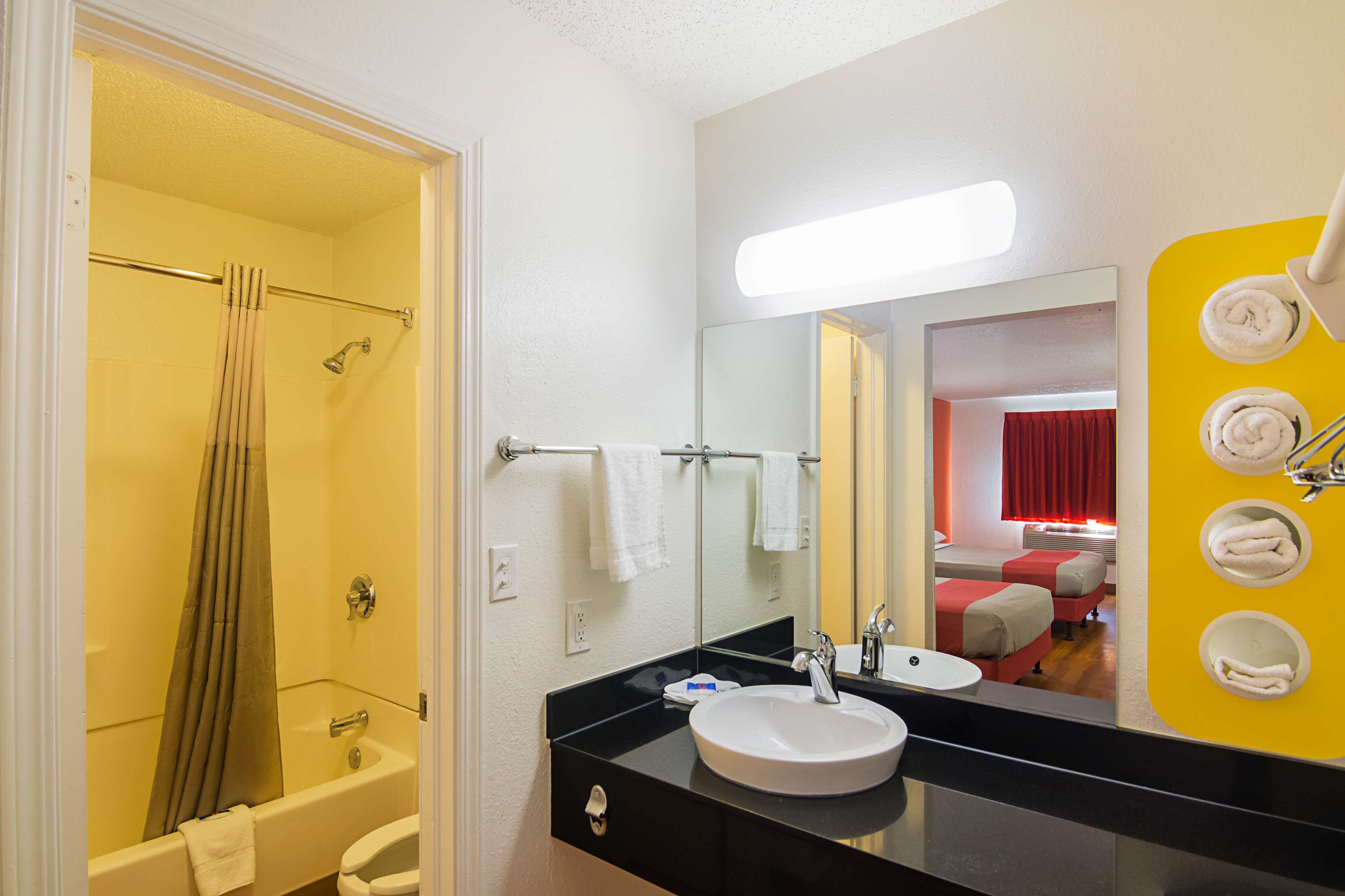 Combined shower/bathtub, towels
