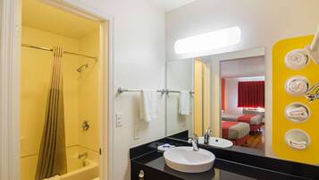 Combined shower/bathtub, towels