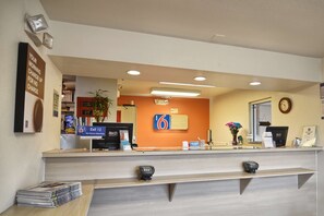 Lobby - Motel 6 Coeur D'Alene, ID (Coeur d'Alene)
