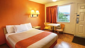 Een laptopwerkplek, beddengoed