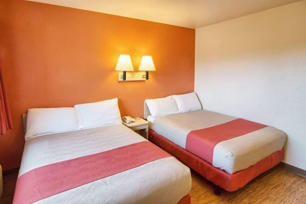 Espacio para trabajar con laptop y ropa de cama