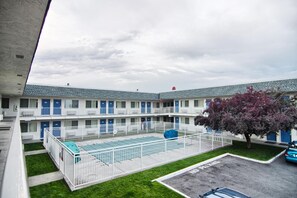 Una piscina al aire libre de temporada