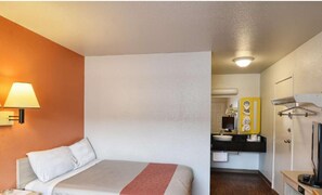 笔记本电脑工作区、床单