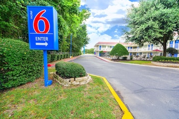 Motel 6 Huntsville, TX