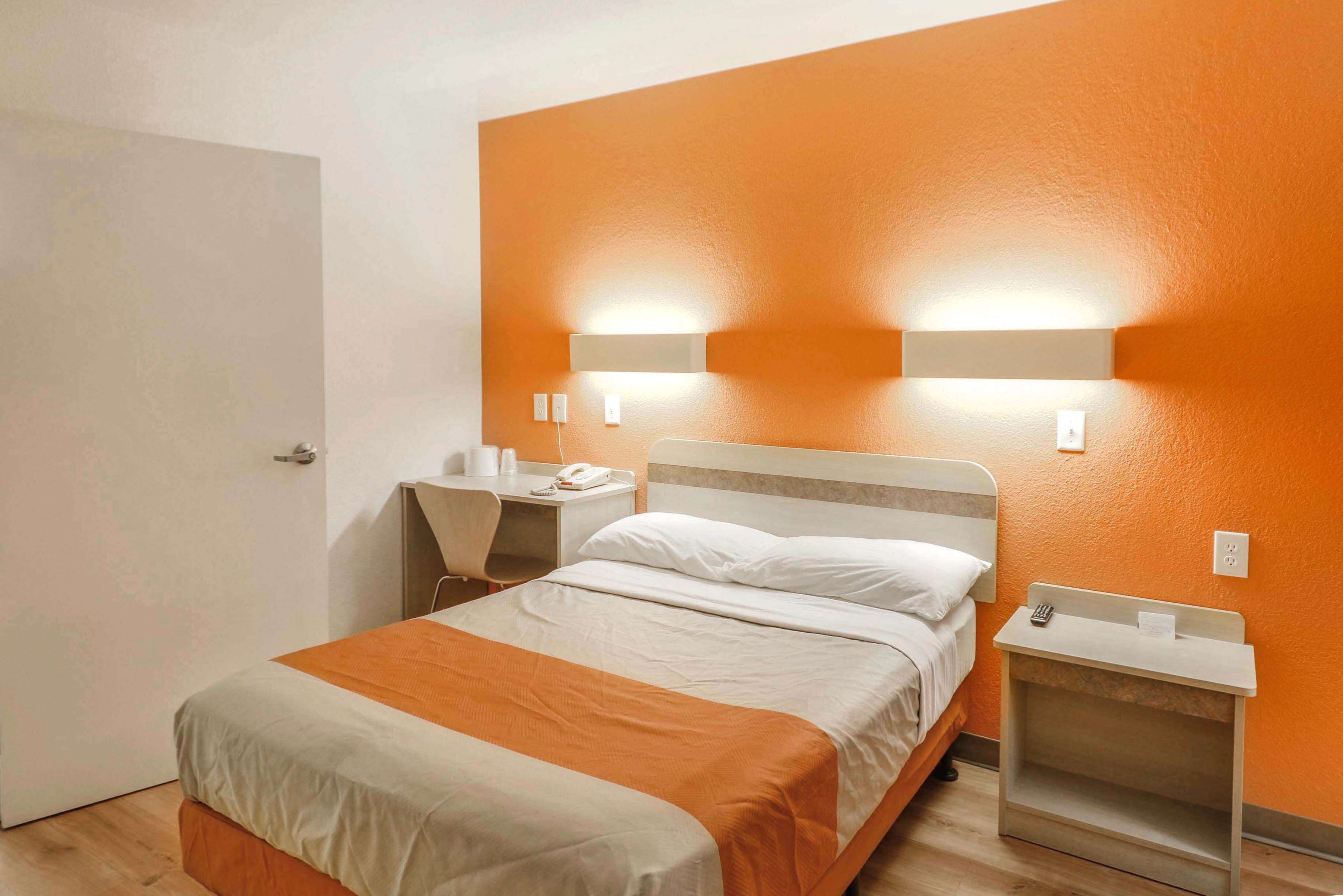 Standard-huone, 1 keskisuuri parisänky, esteetön, tupakointi kielletty | Ilmainen Wi-Fi, vuodevaatteet