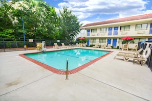 Seasonal outdoor pool - Motel 6 Huntsville, TX (Huntsville)