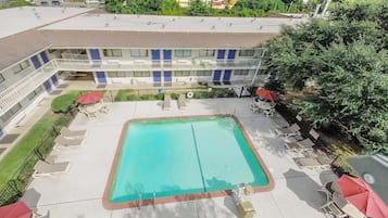 Una piscina al aire libre de temporada