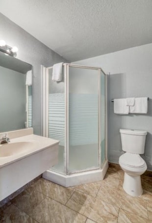 Room, 2 Double Beds | Bathroom. OYO Hotel Houston Southwest I-69