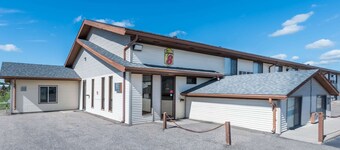 Super 8 by Wyndham Devils Lake