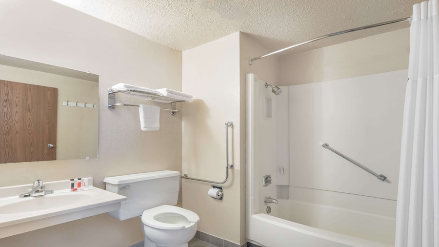 Super 8 by Wyndham Devils Lake