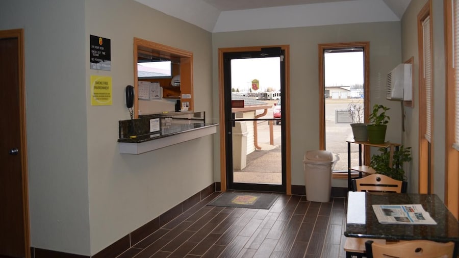 Super 8 by Wyndham Devils Lake