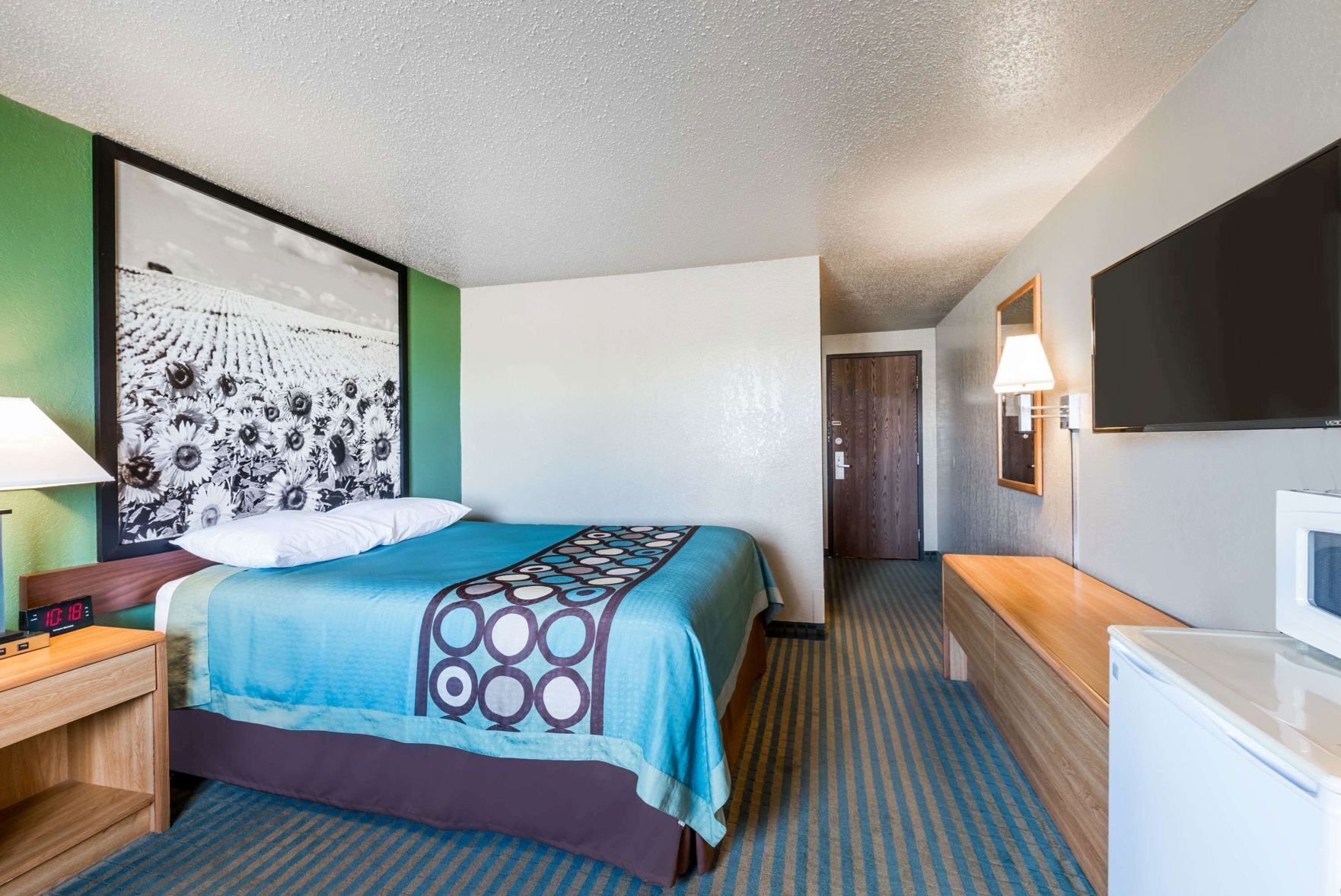 Escritorio, espacio para trabajar con un portátil, cortinas opacas