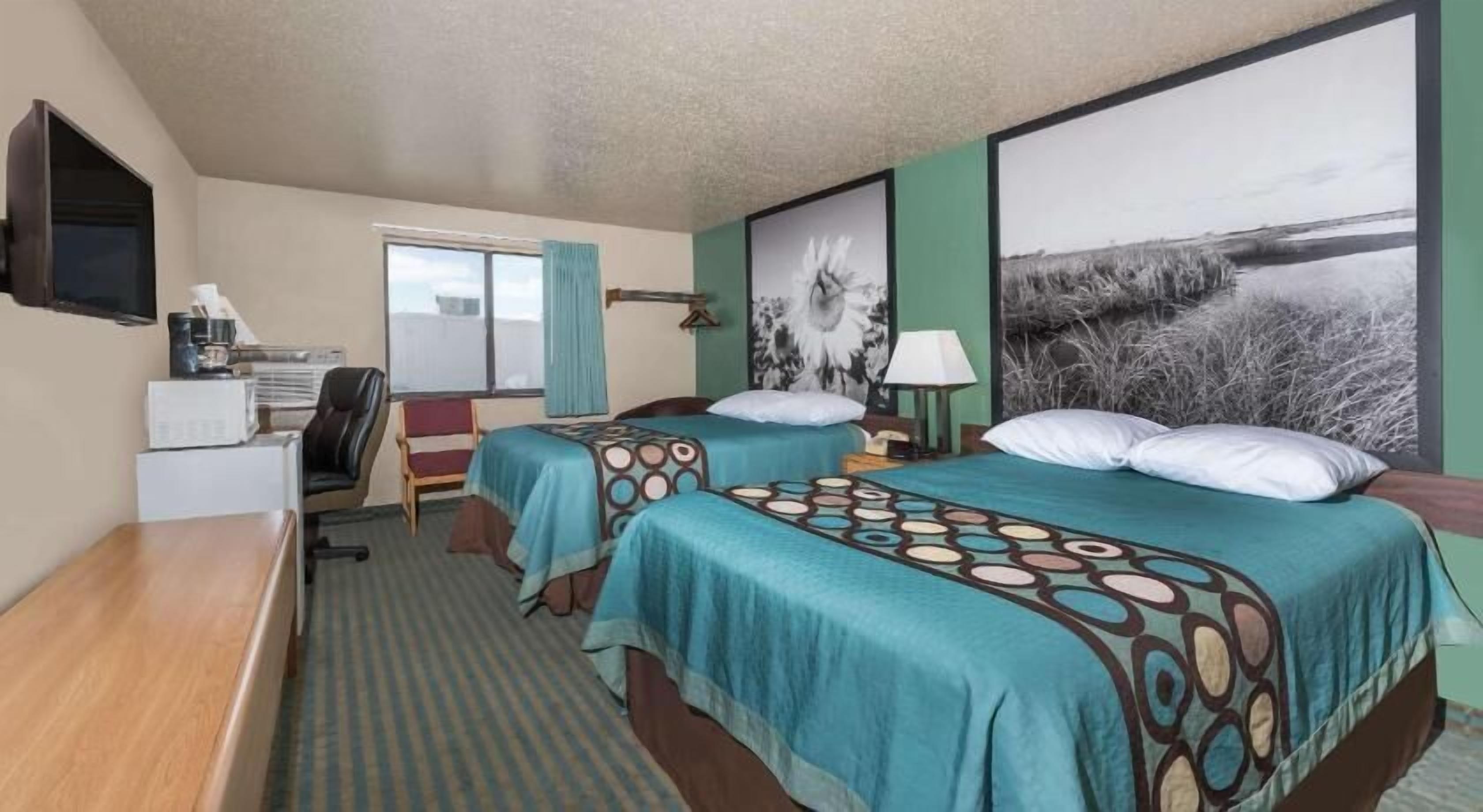 Escritorio, espacio para trabajar con un portátil, cortinas opacas