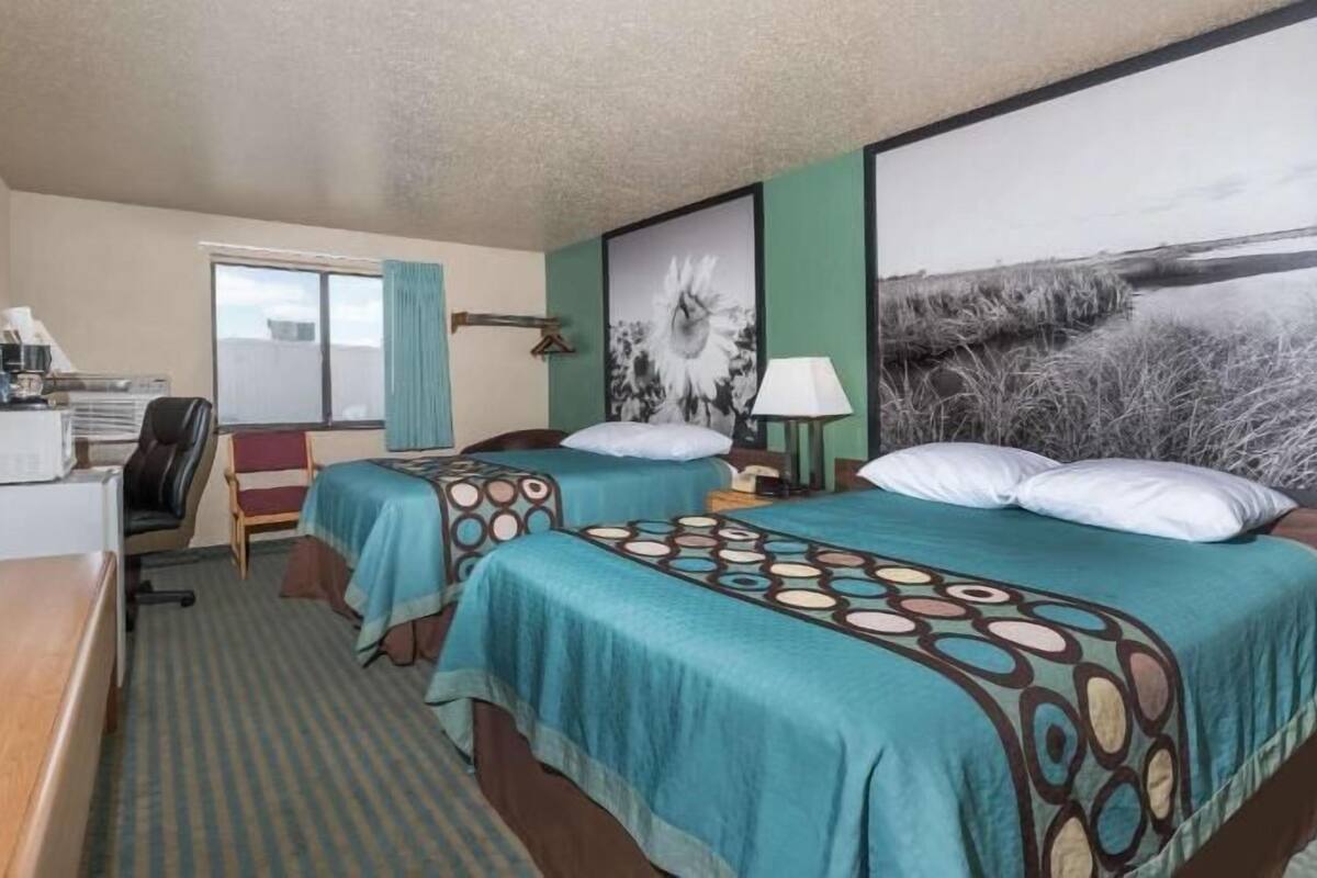 Schreibtisch, laptopgeeigneter Arbeitsplatz, Verdunkelungsvorhänge