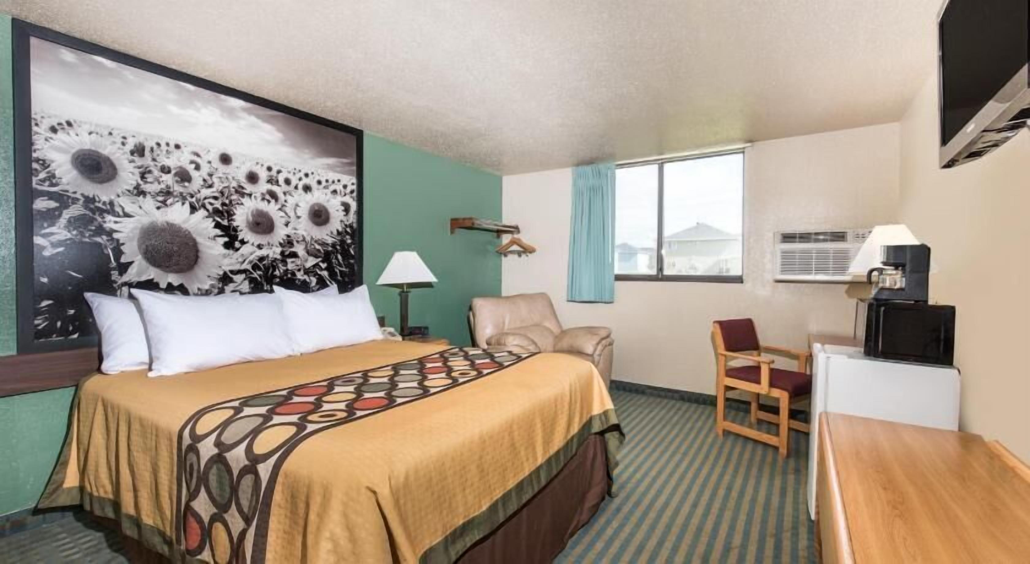 Escritorio, espacio para trabajar con un portátil, cortinas opacas