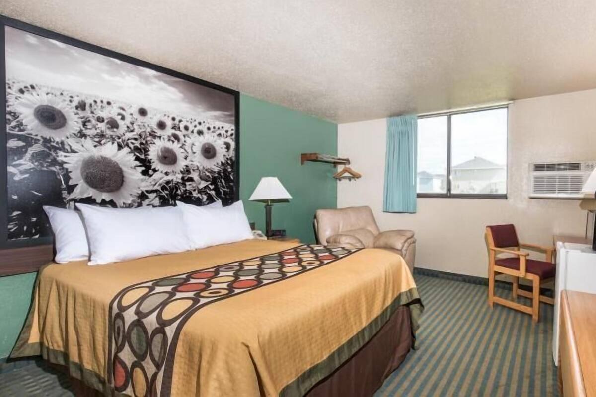 Schreibtisch, laptopgeeigneter Arbeitsplatz, Verdunkelungsvorhänge