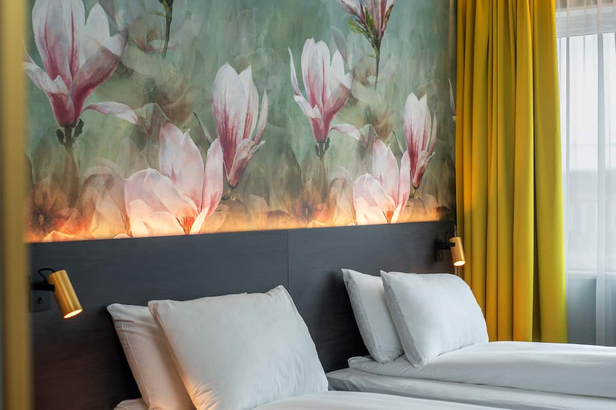 standard double room, non smoking | in-room safe, desk, blackout curtains, iron/ironing board