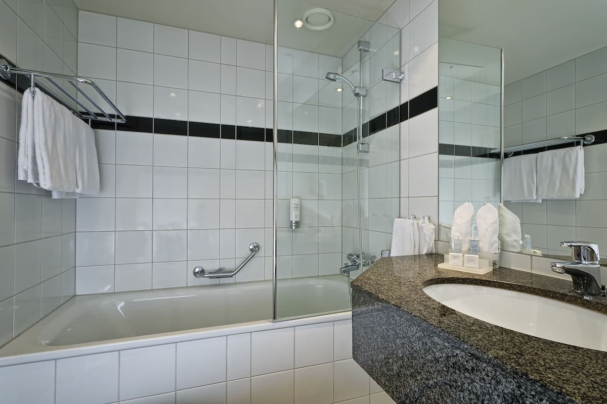 business room, non smoking | bathroom | hair dryer, heated floors, towels