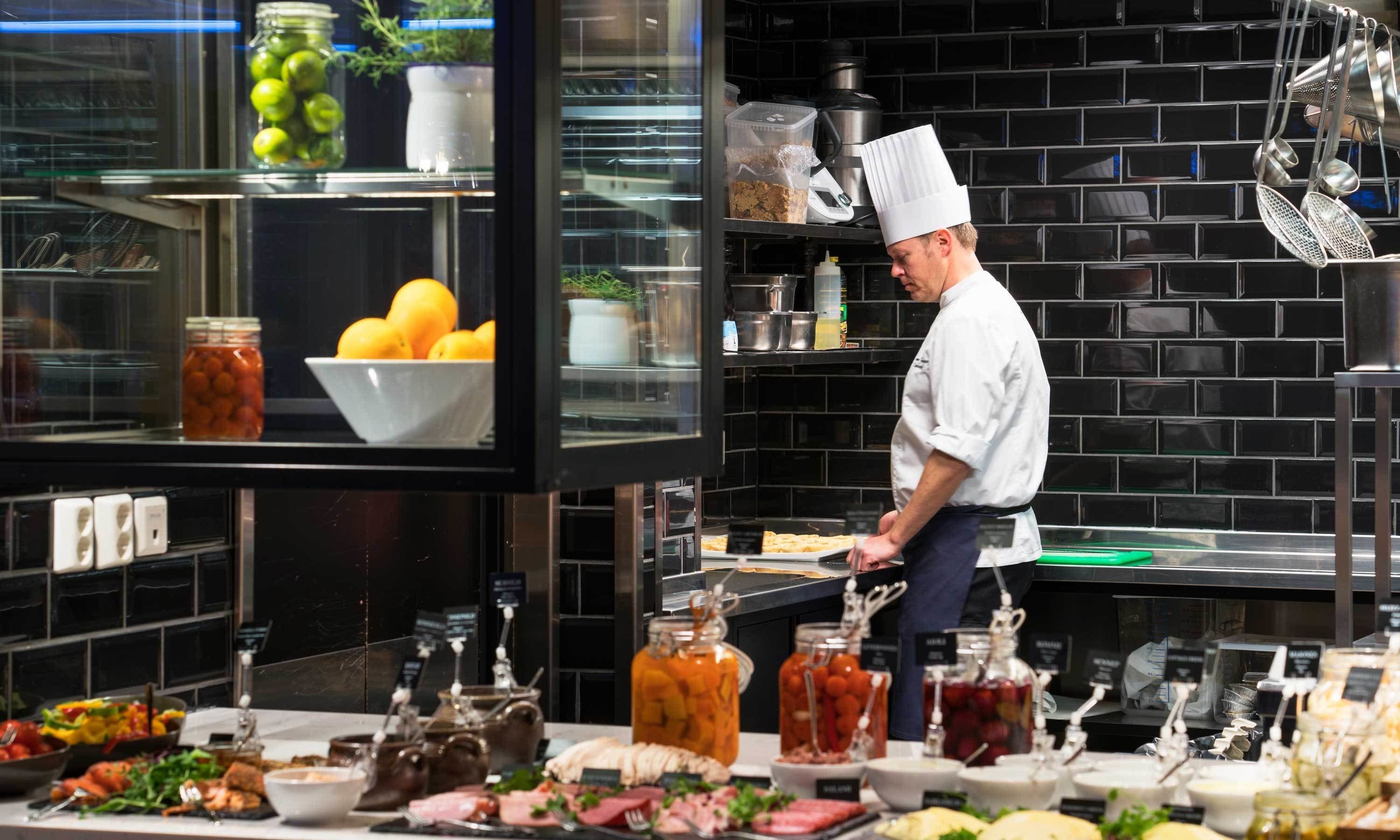 Phục vụ bữa trưa và bữa tối, đặc sản vùng 