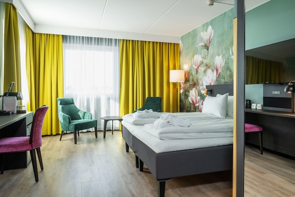 Caja de seguridad en la habitación, escritorio y cortinas blackout