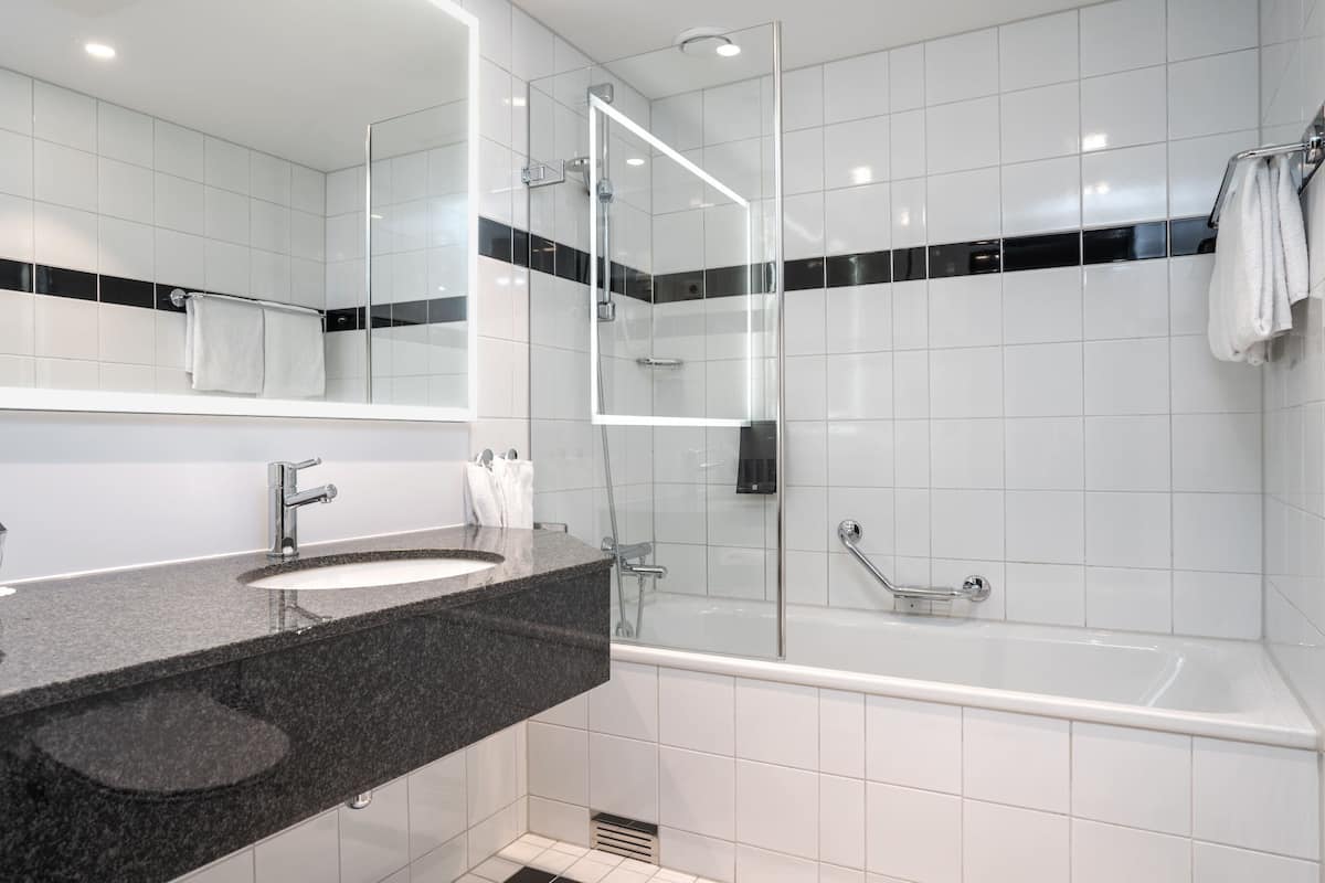 Cofres nos quartos, escrivaninha, cortinas blackout