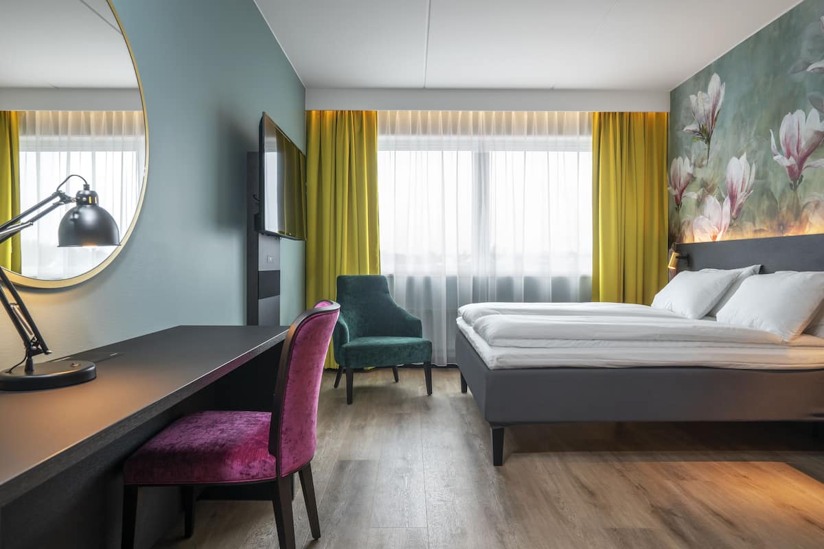 Cofres nos quartos, escrivaninha, cortinas blackout