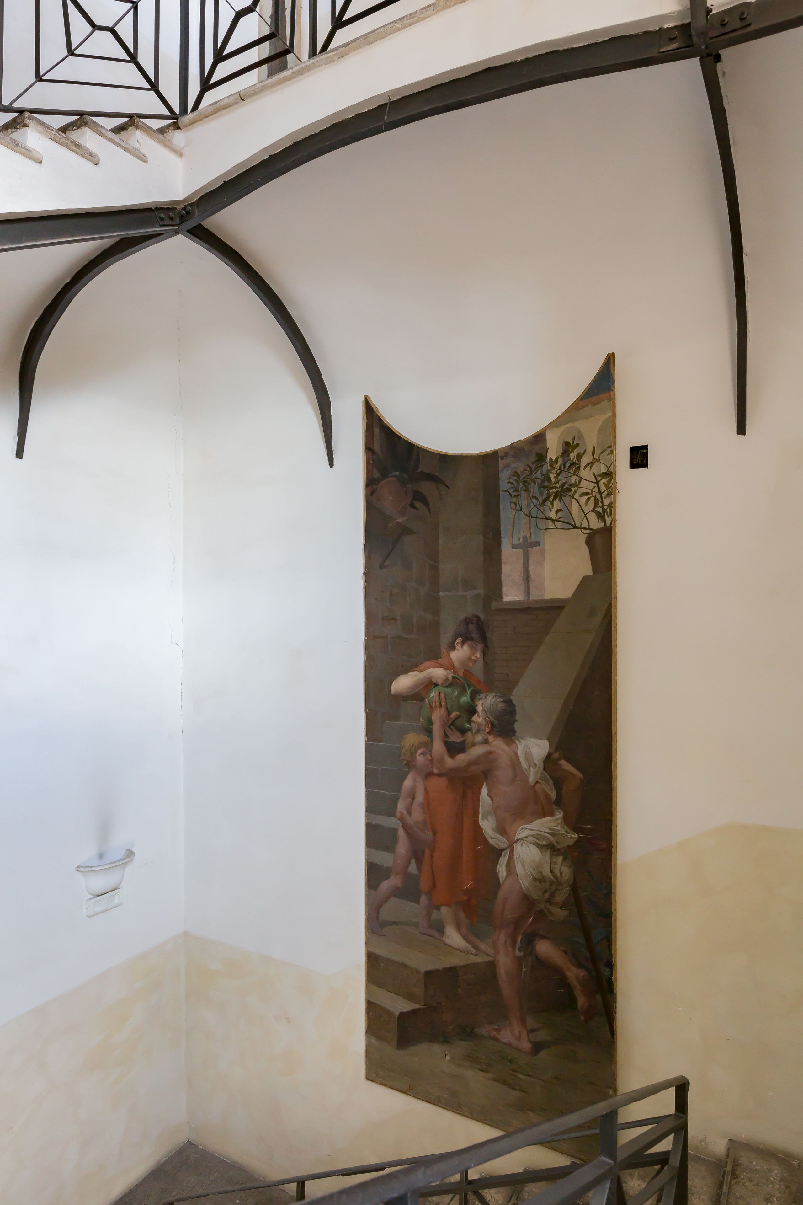 Una escalera con un mural que representa una escena histórica.