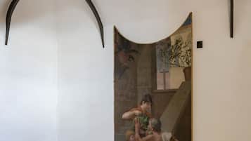 Una escalera con un mural que representa una escena histórica.