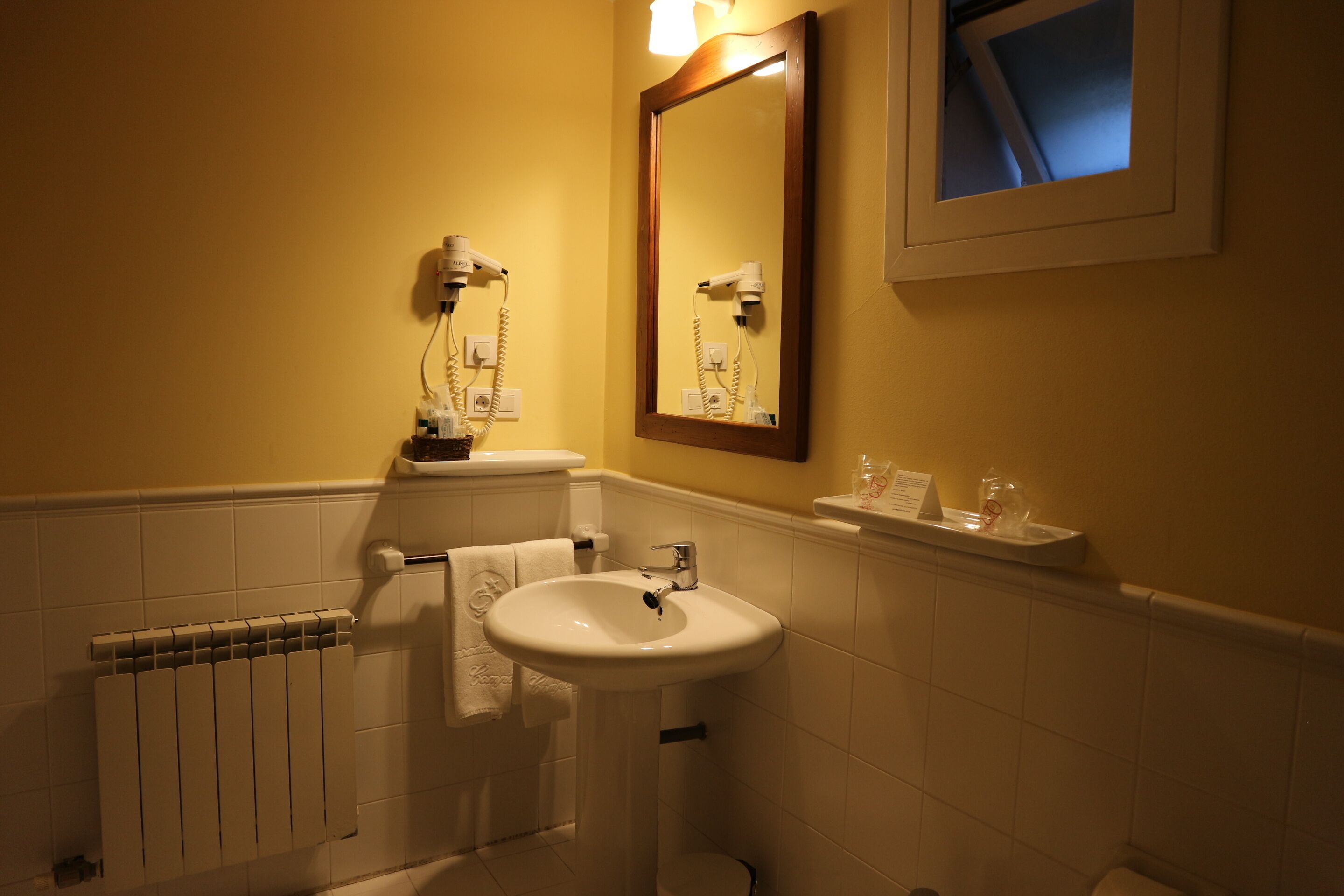standard double or twin room | bathroom | free toiletries, hair dryer, towels