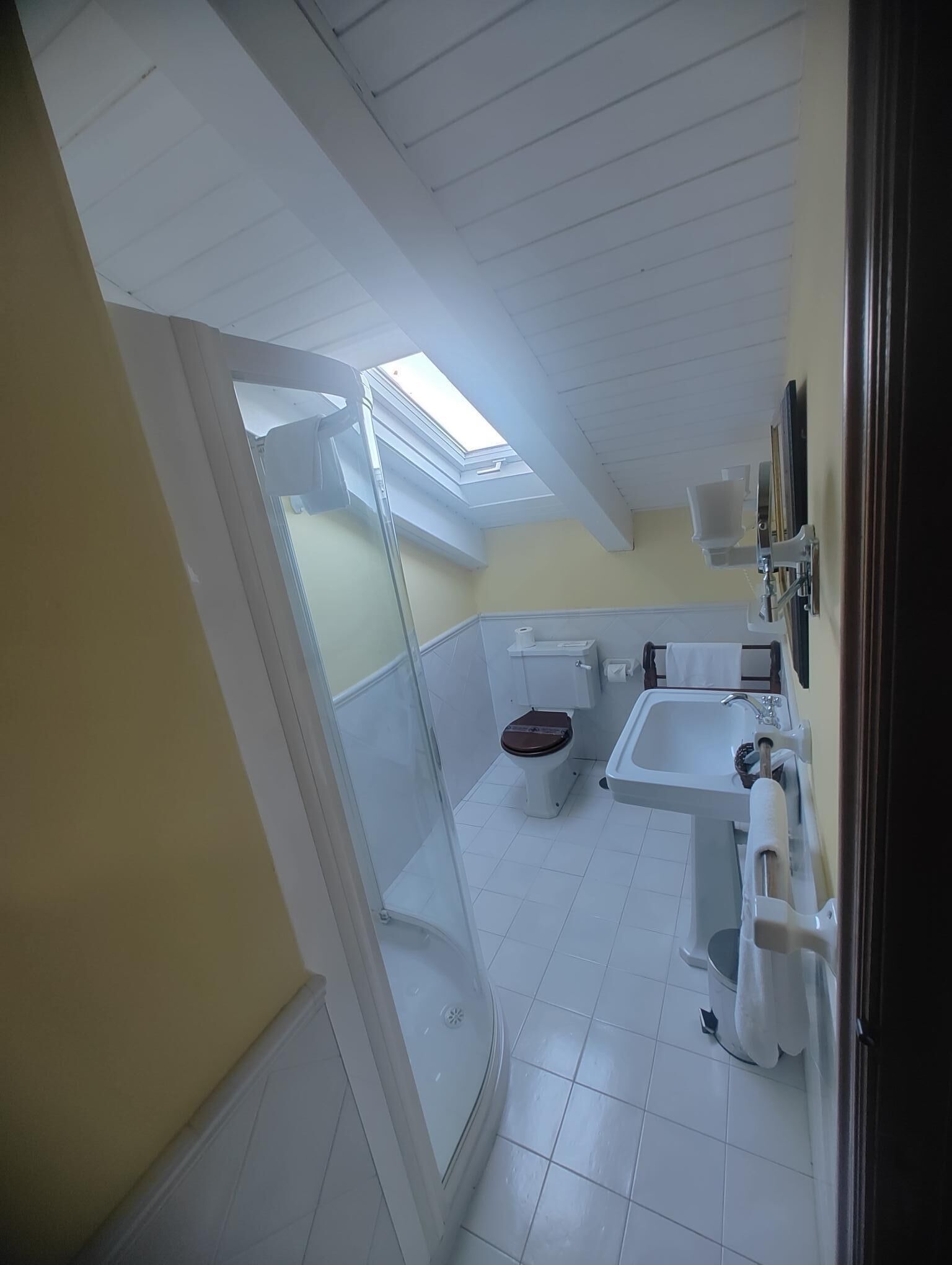 single room | bathroom | free toiletries, hair dryer, towels
