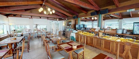 Frukostbuffé varje dag (EUR 14 per person)